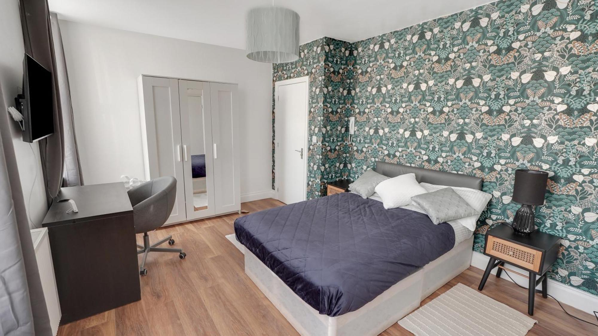 Place To Stay In Longbridge バーキング エクステリア 写真