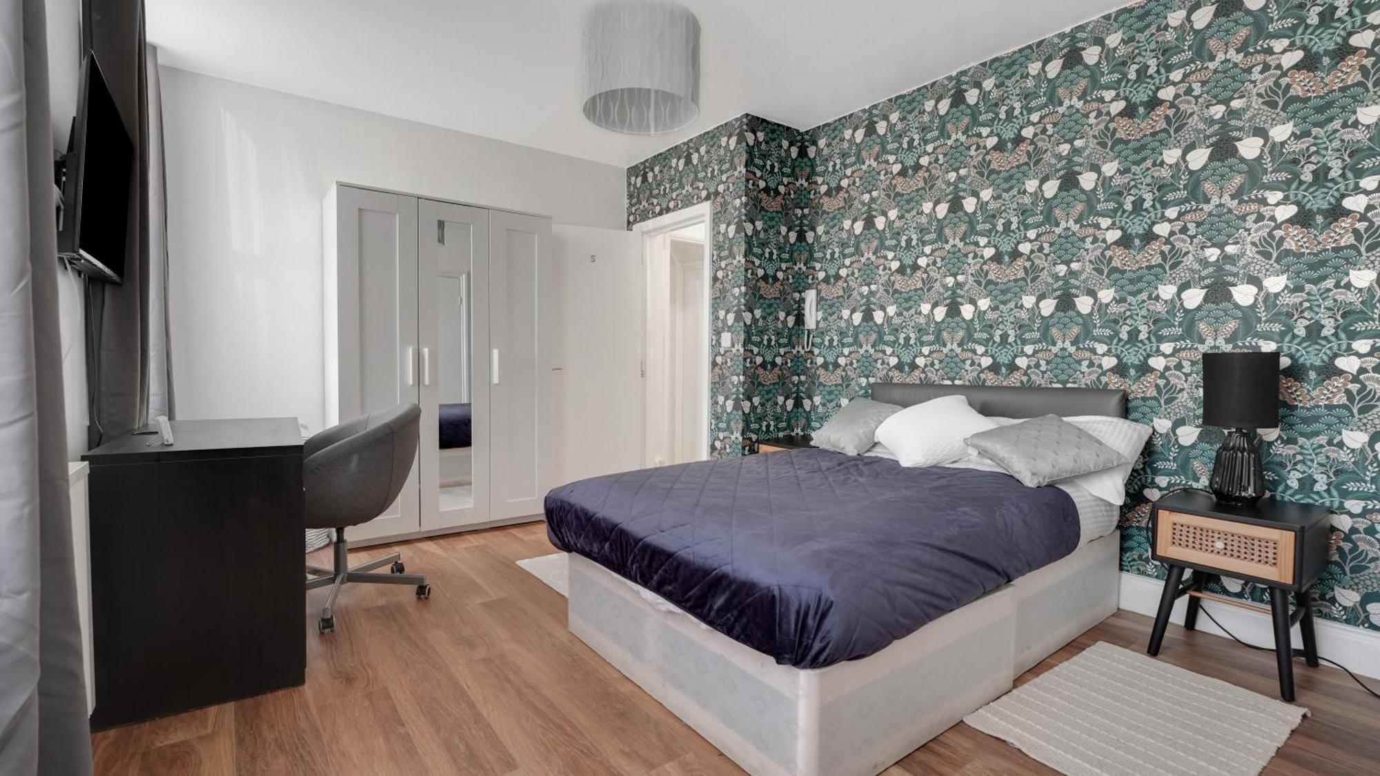 Place To Stay In Longbridge バーキング エクステリア 写真