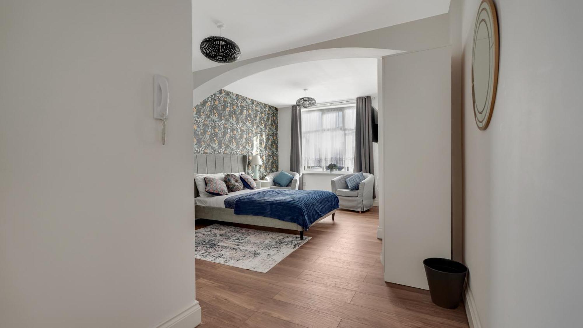 Place To Stay In Longbridge バーキング エクステリア 写真