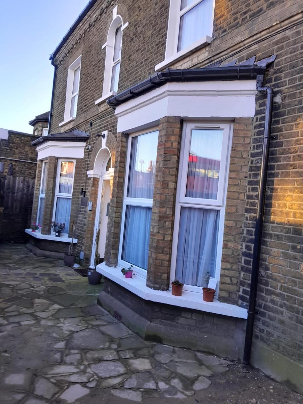 Place To Stay In Longbridge バーキング エクステリア 写真